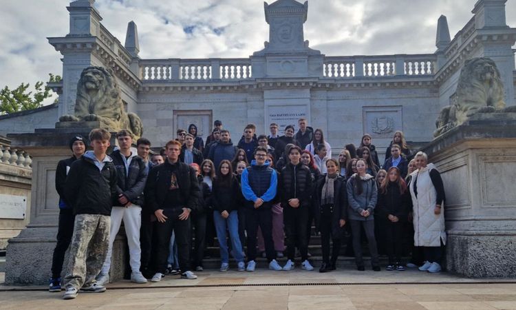 RENDHAGYÓ TÖRTÉNELEM ÓRA - Fiumei úti Sírkert - 2025. október 06-i megemlékezés